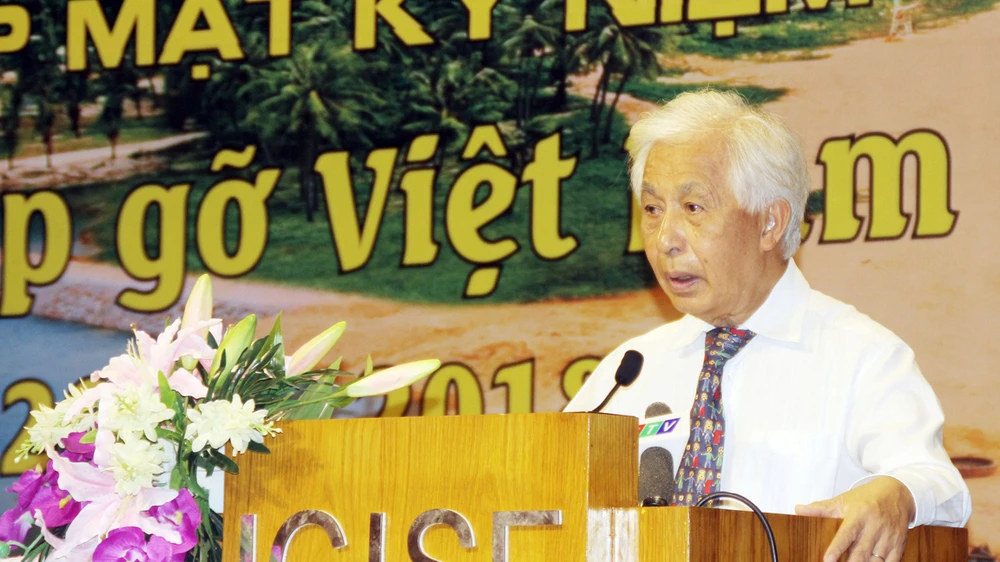 GS Trần Thanh Vân, Chủ tịch Hội Khoa học gặp gỡ Việt Nam, phát biểu tại lễ kỷ niệm