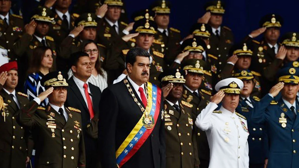 Vụ nổ ám sát xảy ra khi Tổng thống Venezuela Nicolas Maduro (giữa) đang phát biểu. Ảnh: AFP/TTXVN