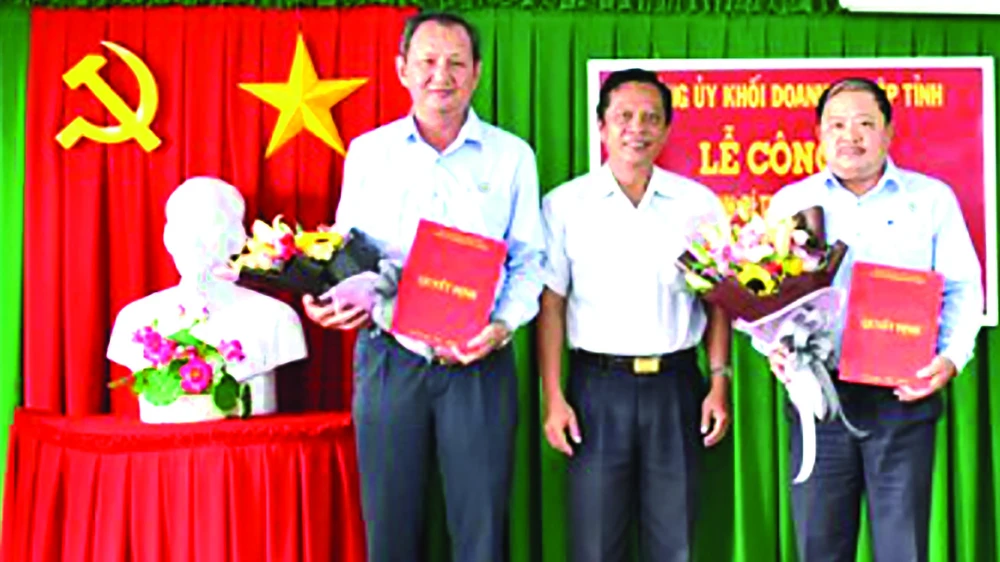 Đồng chí Lưu Hoàng Tân - Bí thư Đảng ủy công ty (bên trái), đồng chí Ngô Thanh Trí - Phó Bí thư Đảng ủy công ty (bên phải)
