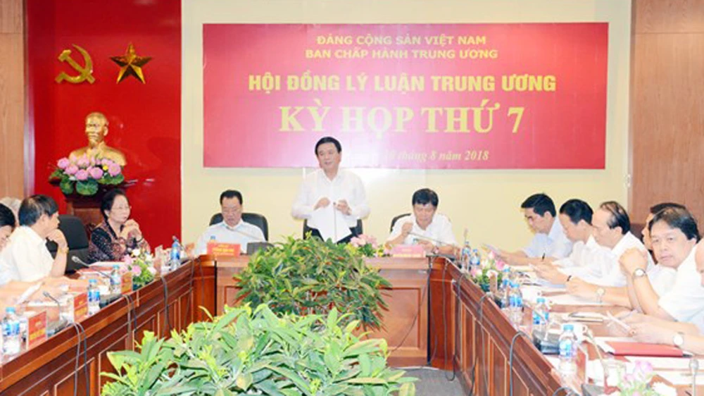 Đồng chí Nguyễn Xuân Thắng phát biểu tại kỳ họp.