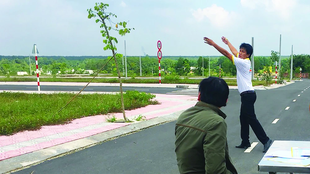 Cò đất giới thiệu một dự án nền nhà tại huyện Long Thành, Đồng Nai. Ảnh: TIẾN MINH