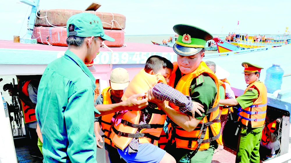 Diễn tập đưa ngư dân xã Thạnh An (huyện Cần Giờ) vào bờ an toàn khi có bão. Ảnh: CAO THĂNG