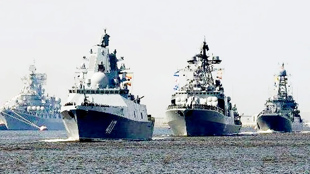 Tàu chiến Nga tập trung tại Địa Trung Hải, tạo thành hạm đội đông nhất ở ngoài khơi Syria. Ảnh: SPUTNIK
