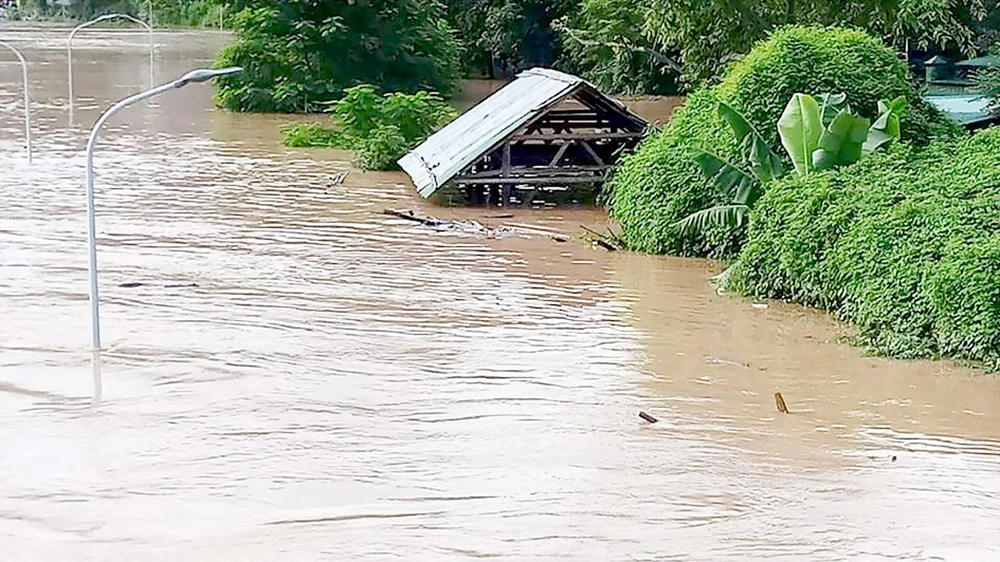 Thủy điện xả lũ gây ngập lụt trong các ngày 30, 31-8 tại huyện Tương Dương