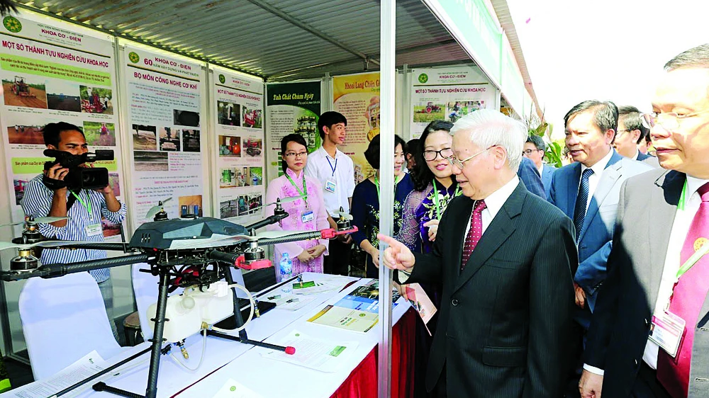  Tổng Bí thư Nguyễn Phú Trọng xem một số thành tựu nghiên cứu khoa học của Khoa cơ- điện, Học viện Nông nghiệp Việt Nam. Ảnh:TTXVN