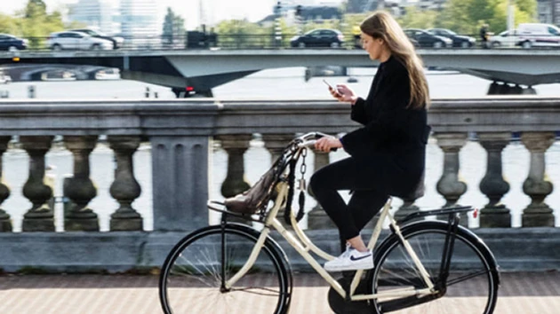 Hà Lan cấm người đi xe đạp sử dụng điện thoại di động