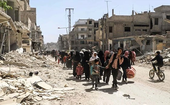 Người dân sơ tán khỏi một thị trấn ở Đông Ghouta, Syria