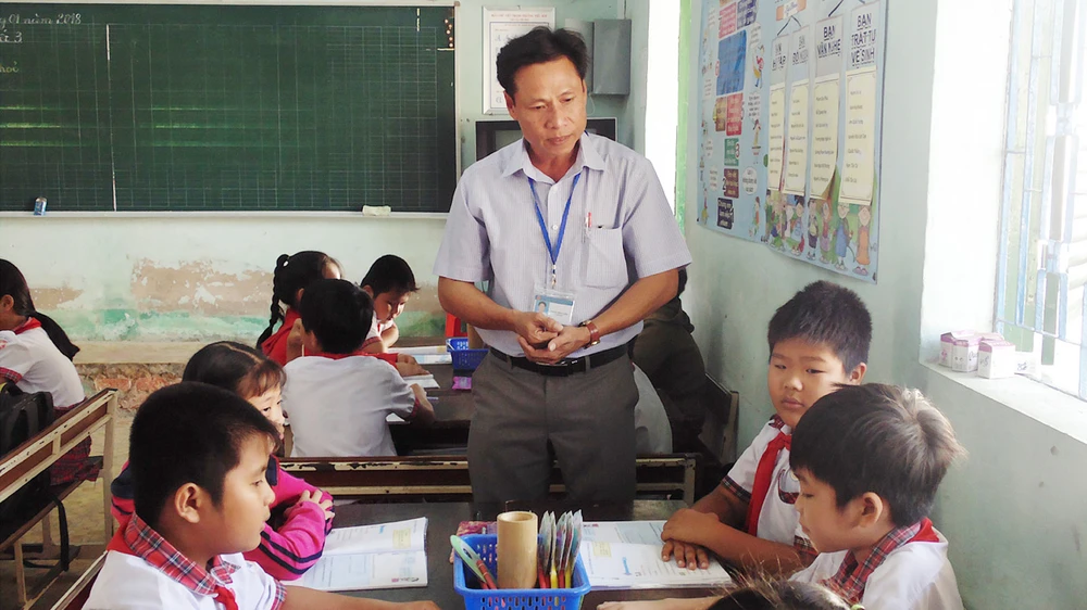 Thầy và trò Trường Tiểu học Cần Thạnh (huyện Cần Giờ, TPHCM) trong giờ lên lớp. Ảnh: MINH QUÂN