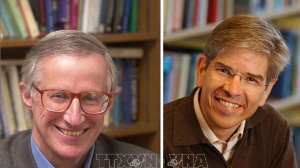 Hai nhà kinh tế học người Mỹ William D.Nordhaus (trái) và Paul M.Romer được trao giải Nobel Kinh tế năm 2018. Ảnh: Le Matin/ TTXVN