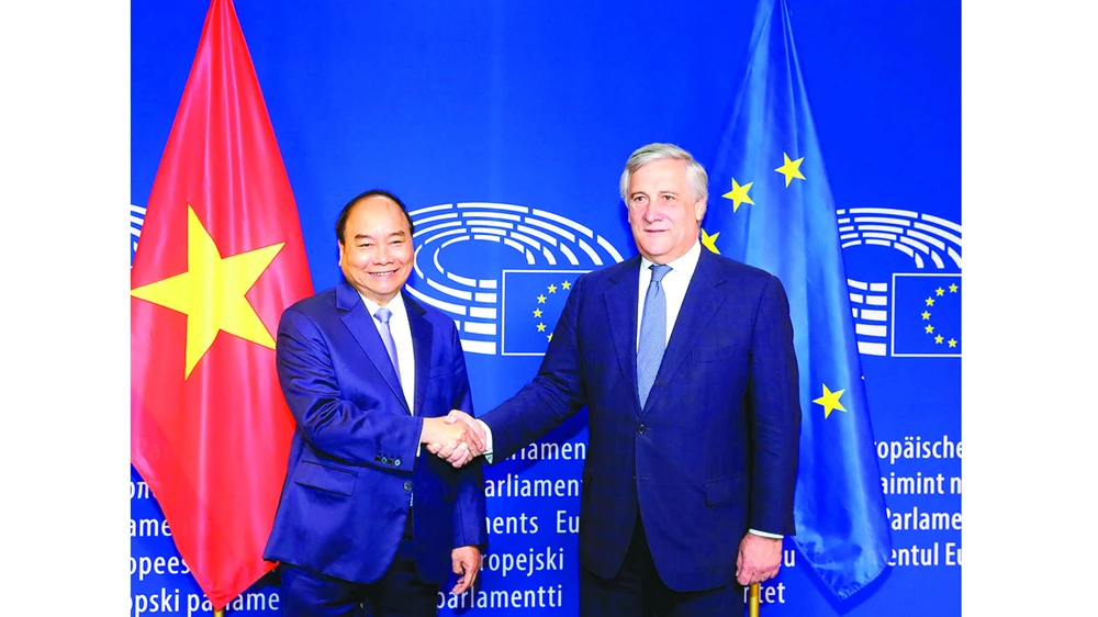 Thủ tướng Nguyễn Xuân Phúc gặp Chủ tịch Nghị viện châu Âu Antonio Tajani. Ảnh: TTXVN