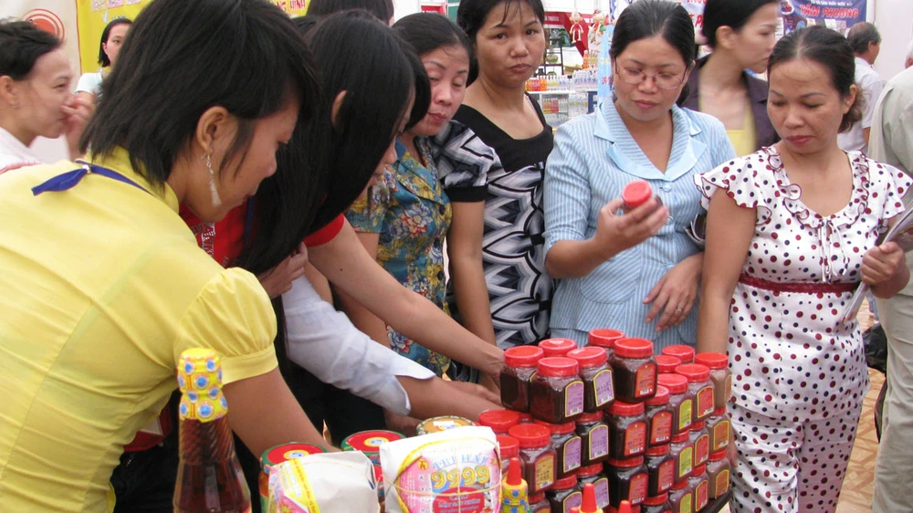 Nhiều công nhân, người lao động ưu tiên chọn và sử dụng hàng Việt tại hệ thống điểm bán hàng ở KCX-KCN