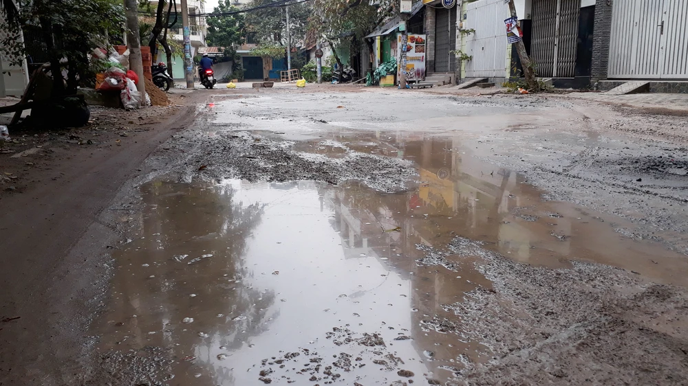 Đường vào khu dân cư Đồng Diều (phường 4, quận 8, TPHCM) bị xuống cấp trầm trọng dù đã được quận 8 nhiều lần sửa chữa Ảnh: MINH THANH