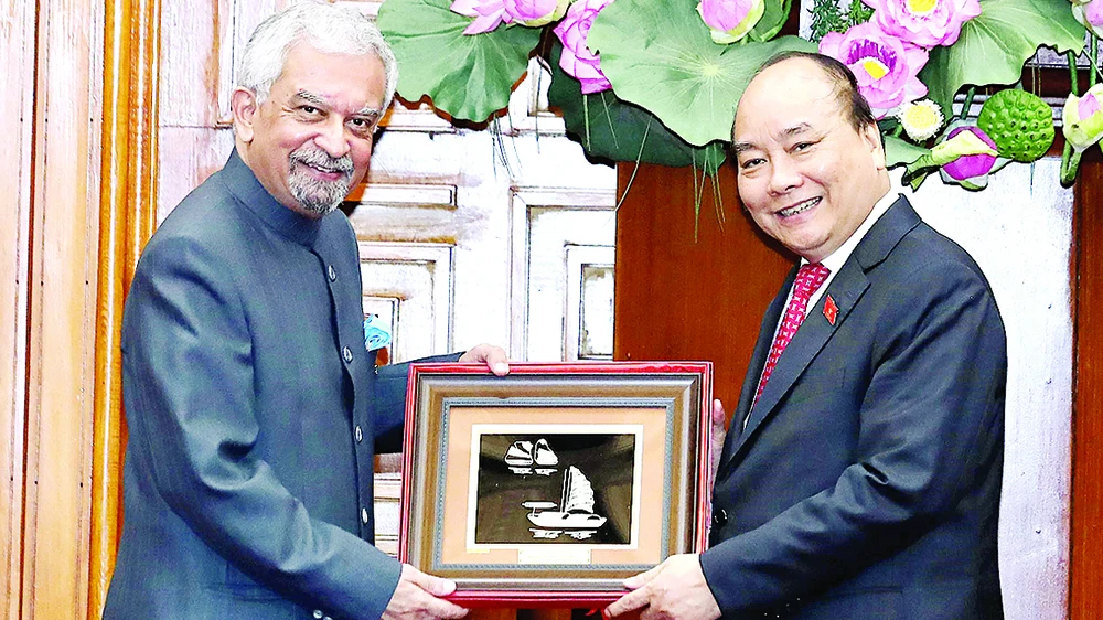 Thủ tướng Nguyễn Xuân Phúc tặng quà lưu niệm cho ông Kamal Malhotra, Điều phối viên thường trú LHQ, Đại diện thường trú Chương trình phát triển LHQ (UNDP) tại Việt Nam. Ảnh: TTXVN