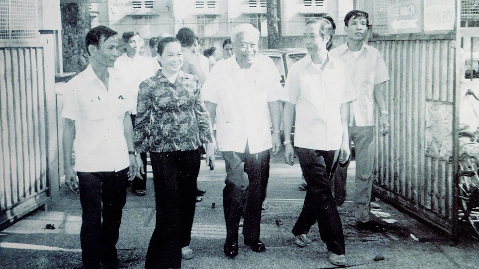 Đồng chí Nguyễn Thị Vân tiếp Phó Chủ tịch Hội đồng Bộ trưởng Phạm Hùng trong lần thăm Báo SGGP năm 1985