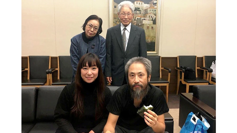 Nhà báo Jumpei Yasuda (ngồi, bên phải), vừa được trả tự do sau 3 năm bị cầm giữ ở Syria, đoàn tụ cùng gia đình tại Nhật Bản