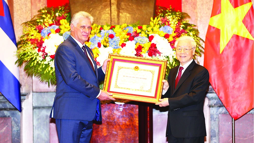 Tổng Bí thư, Chủ tịch nước Nguyễn Phú Trọng trao Huân chương Hồ Chí Minh tặng Chủ tịch Miguel Mario Diáz-Canel Bermúdez. Ảnh: TTXVN