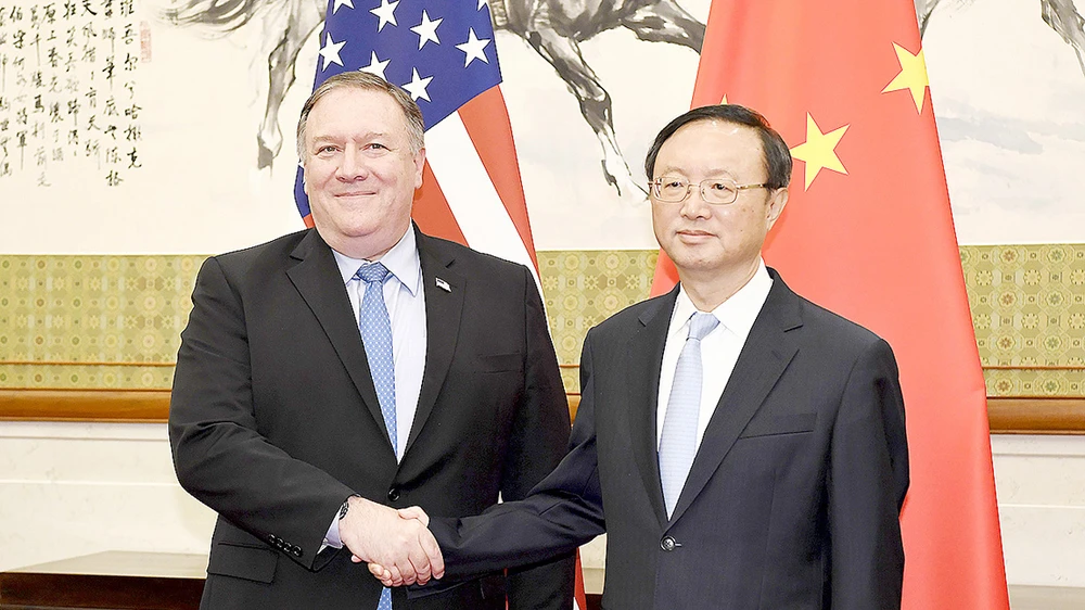 Ngoại trưởng Mỹ Mike Pompeo (trái) và Ủy viên Bộ Chính trị Trung Quốc Dương Khiết Trì trong một cuộc gặp tại Bắc Kinh