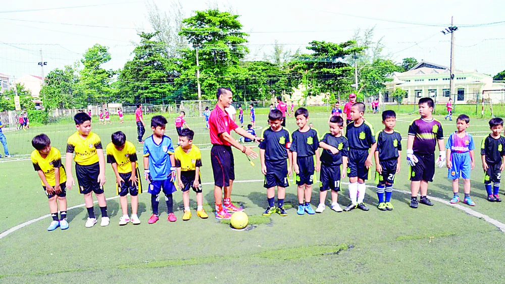 Giải bóng đá trẻ Nhà thiếu nhi quận 10 - Ươm mầm “cầu thủ” học sinh 