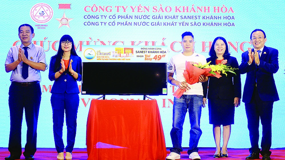 Trao thưởng khách hàng trúng giải Sanest Khánh Hòa - niềm tự hào thương hiệu Việt Nam, tại Hà Nội