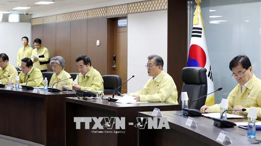 Tổng thống Hàn Quốc Moon Jae-in (thứ 2, phải) chủ trì một cuộc họp Hội đồng An ninh Quốc gia Hàn Quốc (NSC) ở Seoul. Ảnh: EPA/TTXVN