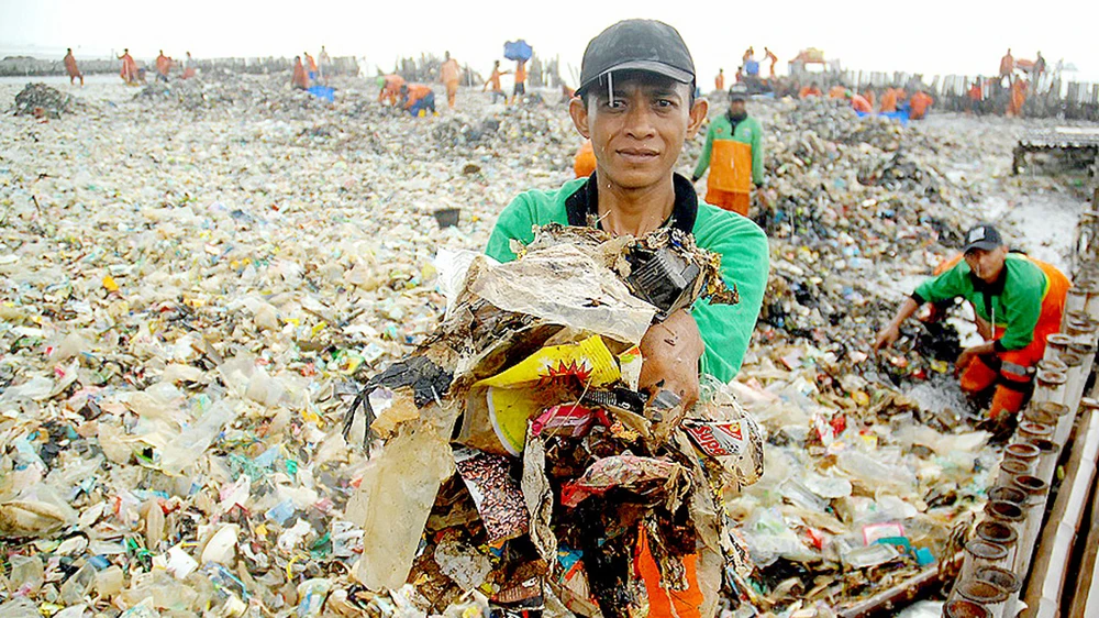 Indonesia gom lượng rác thải khổng lồ ở quần đảo Thousand