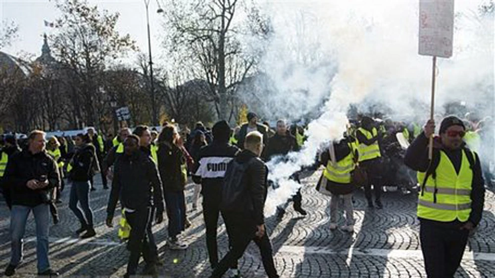 Những người ủng hộ phong trào "Áo vàng" biểu tình bạo loạn tại Paris, Pháp ngày 17/11/2018. Ảnh: AFP/TTXVN