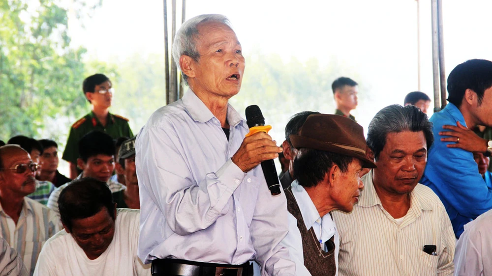 Một trong những cao niên tại xã Mỹ Thắng gửi kiến nghị đến lãnh đạo UBND tỉnh Bình Định. Ảnh: NGỌC OAI
