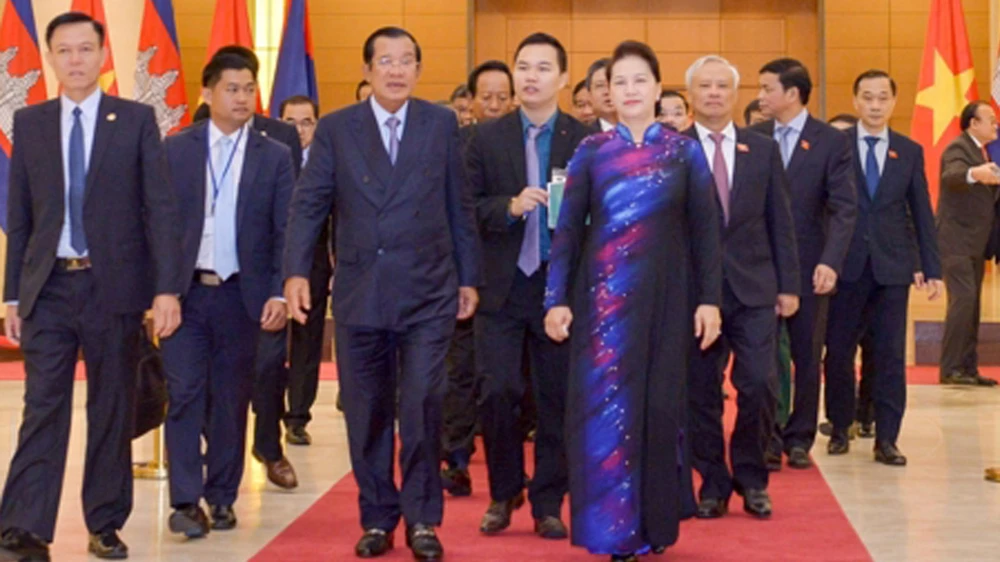 Chủ tịch Quốc hội Nguyễn Thị Kim Ngân chào mừng Thủ tướng Samdech Techo Hun Sen sang thăm chính thức Việt Nam