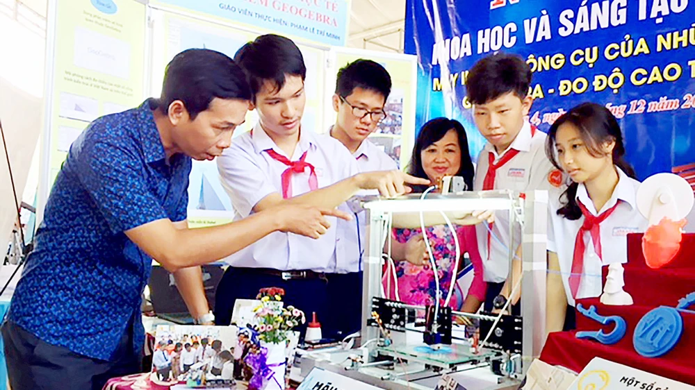 Mô hình máy in 3D siêu nhỏ của học sinh lớp 9 Trường THCS Vân Đồn tại ngày hội khoa học do UBND quận 4 tổ chức