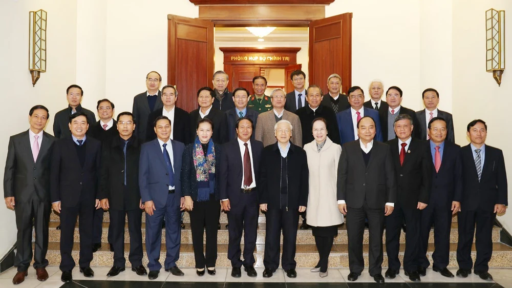 Các đồng chí Bộ Chính trị chụp ảnh chung với Ban Thường vụ Thành ủy Hải Phòng. Ảnh: TTXVN