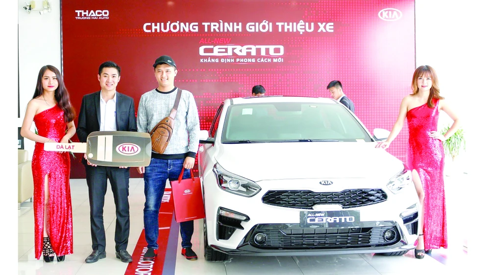 Khách hàng ký hợp đồng và nhận xe tại showroom Kia Đà Lạt