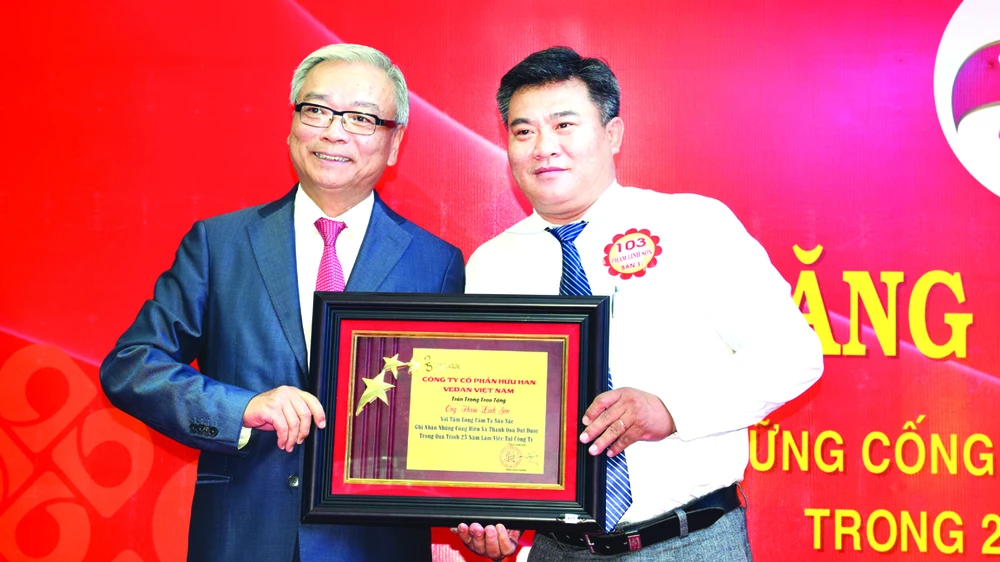 Anh Phạm Linh Sơn - phòng vận tải - nhận Kỷ niệm chương 25 năm có logo Vedan bằng vàng