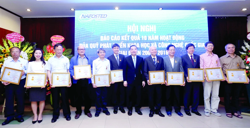 Các nhà khoa học và cán bộ quản lý Nafosted nhận Kỷ niệm chương “Vì sự nghiệp KH-CN” do Bộ KH-CN tặng