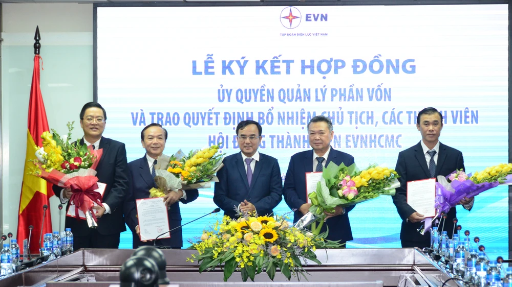 Ông Lê Văn Phước (thứ hai từ trái sang), được bổ nhiệm giữ chức vụ Chủ tịch HĐTV và ông Phạm Quốc Bảo (thứ hai từ phải sang) được bổ nhiệm giữ chức vụ Thành viên HĐTV, kiêm Tổng giám đốc EVNHCMC ​