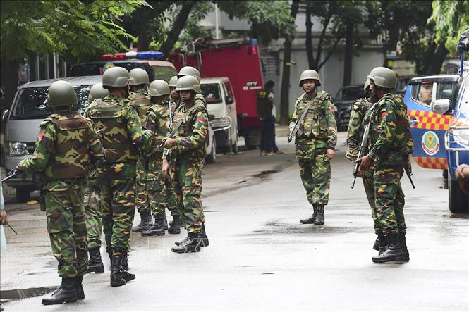 Binh sĩ Bangladesh tuần tra tại thủ đô Dhaka. Ảnh: AFP/TTXVN