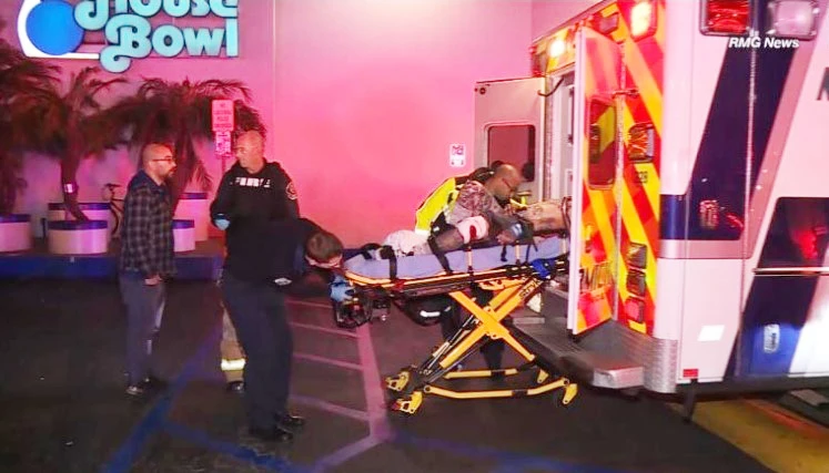 Người bị thương trong vụ bắn nhau ở Torrance, California, Mỹ, ngày 4-1-2019, được đưa đi cấp cứu. Ảnh: PMG NEWS