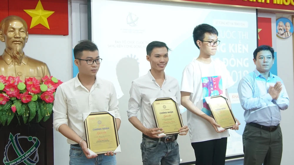 Ba thí sinh đoạt giải nhì cuộc thi Sáng kiến cộng đồng 2018. Ảnh: Lê Duy