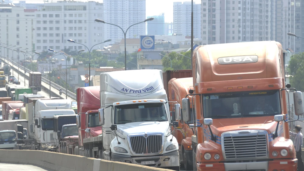  Một lần kẹt xe tải trên cầu Phú Mỹ Ảnh: THÀNH TRÍ