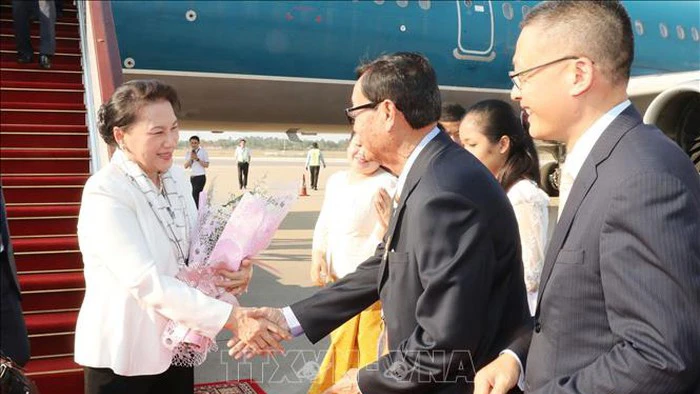 Cán bộ Đại sứ quán Việt Nam tại Campuchia đón Chủ tịch Quốc hội Nguyễn Thị Kim Ngân tại sân bay quốc tế Siem Reap (Campuchia). Ảnh: Trọng Đức/TTXVN