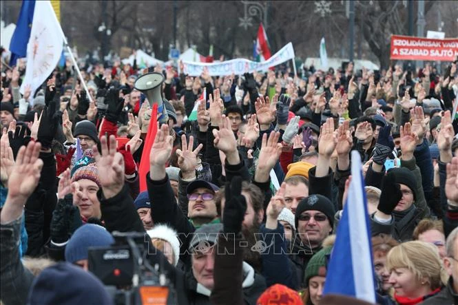 Biểu tình phản đối luật lao động sửa đổi tại Budapest, Hungary,ngày 19-1. Ảnh: AFP/TTXVN