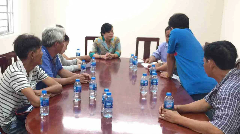  Các hộ dân canh tác ở đất vườn rau Tân Bình đang kê khai, nhận tiền hỗ trợ tại UBND phường 6, quận Tân Bình
