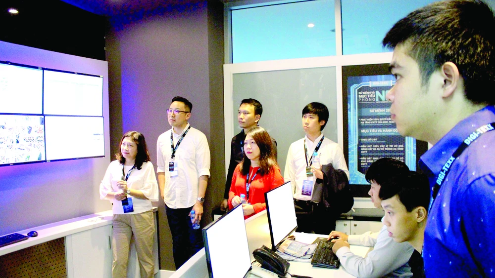 Chuyên gia nước ngoài tìm hiểu mô hình hoạt động tại Công viên Phần mềm Quang Trung