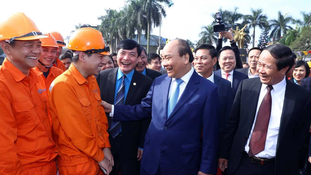 Thủ tướng Nguyễn Xuân Phúc thăm hỏi, chúc tết người lao động tại cảng Hoàng Diệu (Hải Phòng). Ảnh: TTXVN