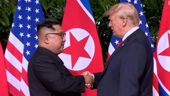 Tổng thống Mỹ Donal Trump và nhà lãnh đạo Triều Tiên Kim Jong-un tại cuộc gặp thượng đỉnh lần đầu tiên ngày 12-6-2018