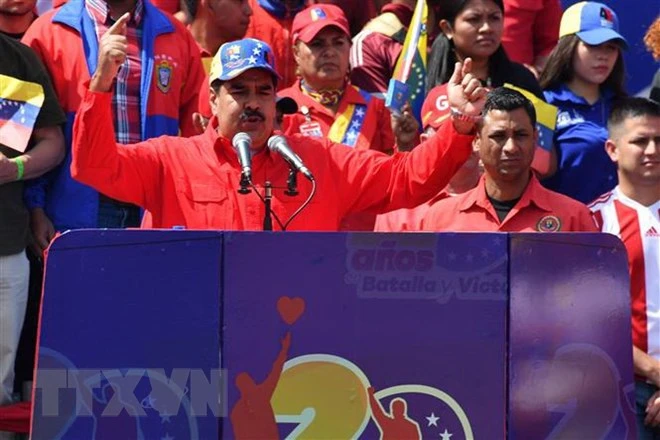 Tổng thống Venezuela Nicolas Maduro (giữa) phát biểu trước những người ủng hộ trong cuộc míttinh kỷ niệm 20 năm cuộc Cách mạng Bolivar, do cố Tổng thống Hugo Chavez khởi xướng, ở Caracas ngày 2-2-2019. Ảnh: AFP/TTXVN