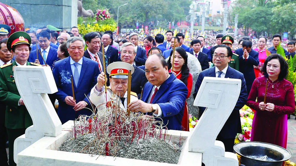 Thủ tướng Nguyễn Xuân Phúc và các đại biểu dâng hoa, dâng hương tại lễ kỷ niệm. Ảnh: TTXVN