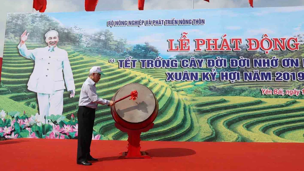 Tổng Bí thư, Chủ tịch nước Nguyễn Phú Trọng phát động “Tết trồng cây đời đời nhớ ơn Bác Hồ”. Ảnh: TTXVN