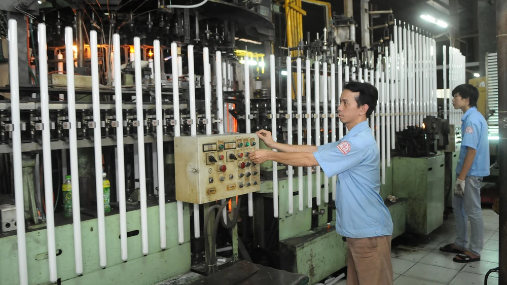 Sản xuất bóng đèn tại Công ty Cổ phần bóng đèn Điện Quang Ảnh: CAO THĂNG