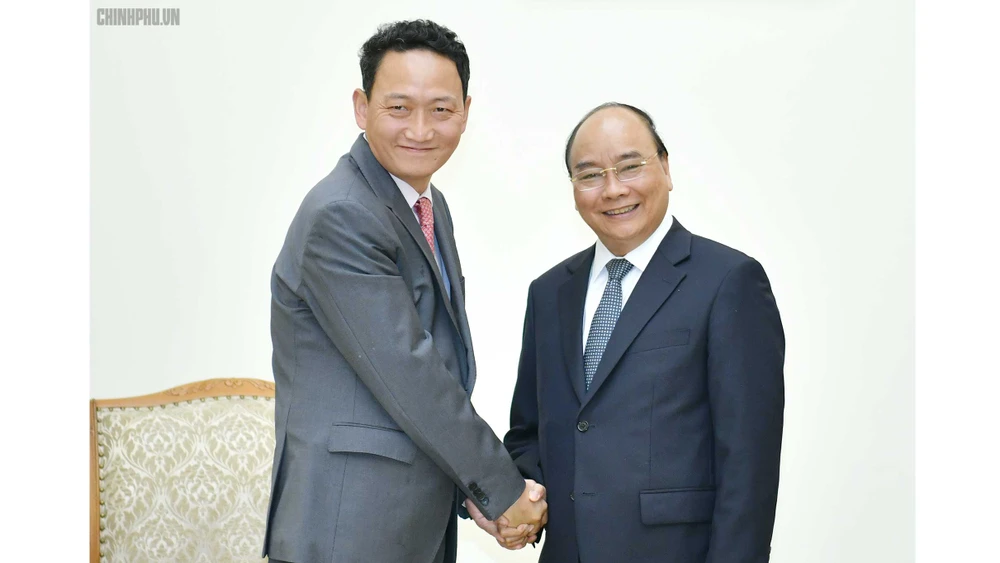 Thủ tướng Nguyễn Xuân Phúc và Đại sứ Hàn Quốc tại Việt Nam Kim Do-hyun. Ảnh: VGP/Quang Hiếu