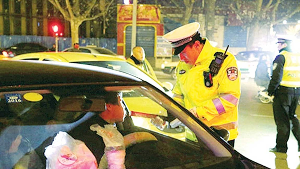 Trung Quốc hạn chế người say rượu khi lái xe